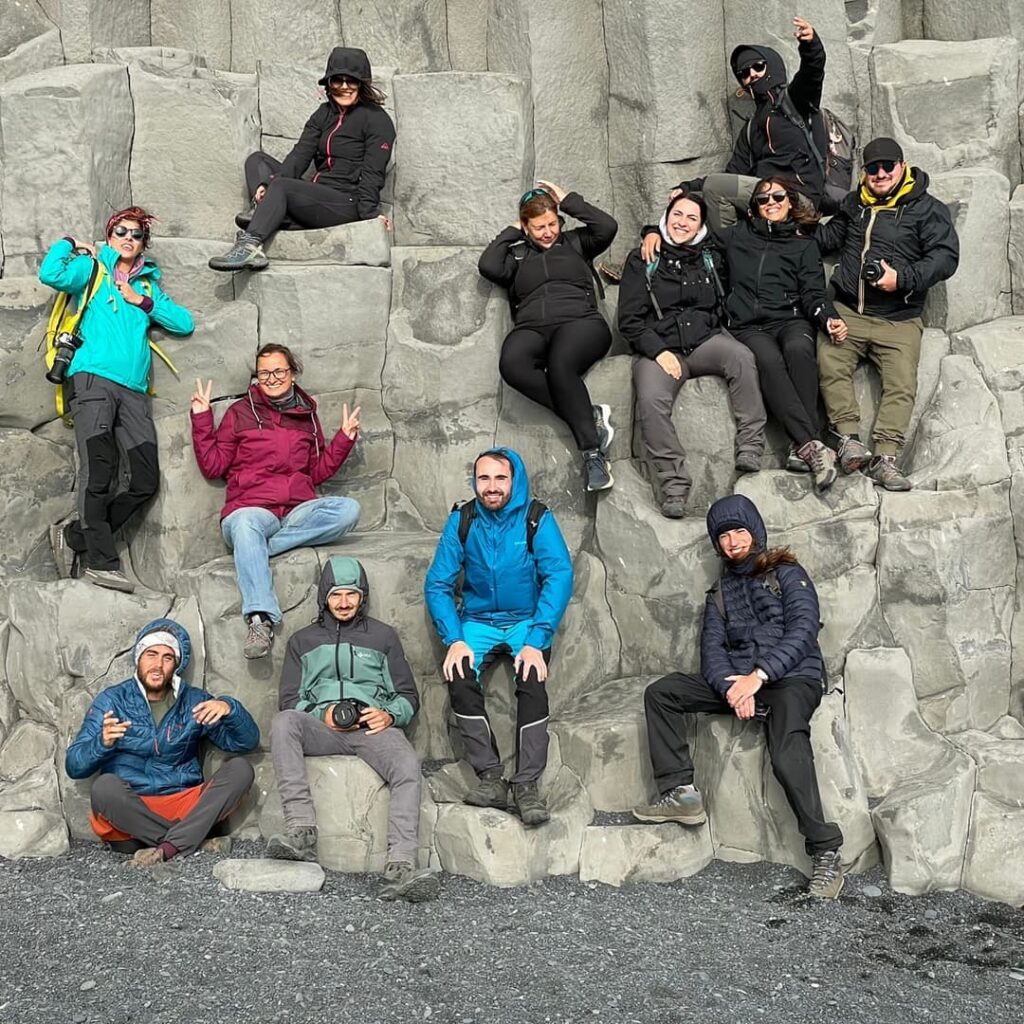 Gruppo in foto, basalto colonnare, Islanda